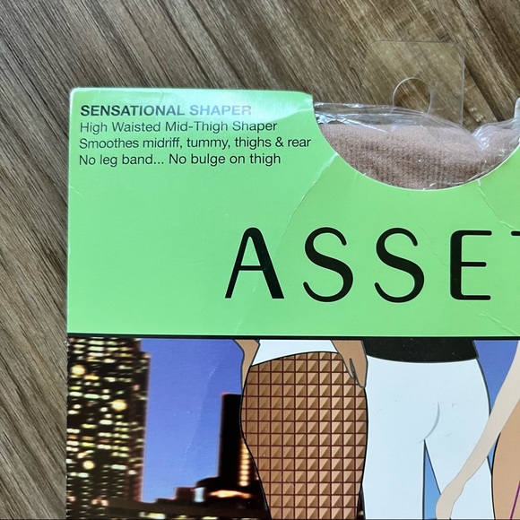 Assets by Sarah Blakely SPANX Shorts - Picture 2 of 5